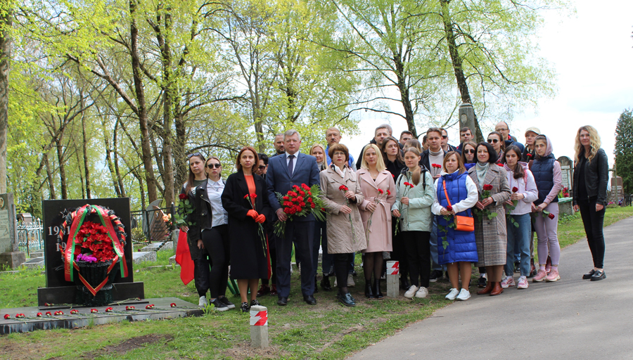 Возложение цветов к мемориалу воинам, павшим в годы Великой Отечественной войны